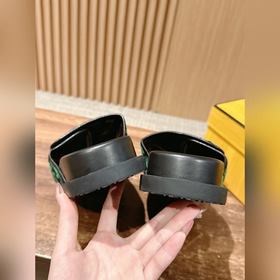 Новейшие летние тапочки от Fendi Они сразу привлекают внимание, в