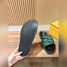 Новейшие летние тапочки от Fendi Они сразу привлекают внимание, в