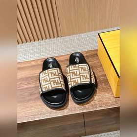 Новейшие летние тапочки от Fendi Они сразу привлекают внимание, в