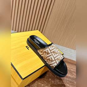 Новейшие летние тапочки от Fendi Они сразу привлекают внимание, в