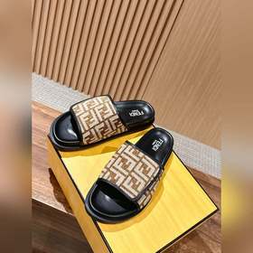 Новейшие летние тапочки от Fendi Они сразу привлекают внимание, в