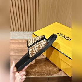 Новейшие летние тапочки от Fendi Они сразу привлекают внимание, в