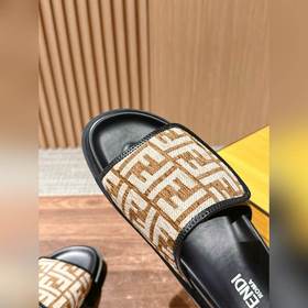 Новейшие летние тапочки от Fendi Они сразу привлекают внимание, в