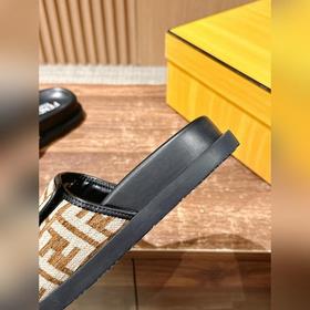 Новейшие летние тапочки от Fendi Они сразу привлекают внимание, в