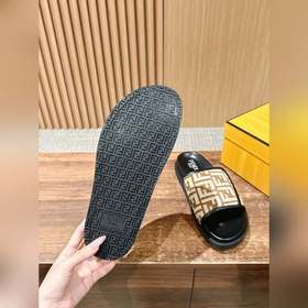 Новейшие летние тапочки от Fendi Они сразу привлекают внимание, в
