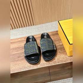 Новейшие летние тапочки от Fendi Они сразу привлекают внимание, в