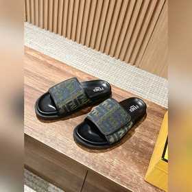 Новейшие летние тапочки от Fendi Они сразу привлекают внимание, в