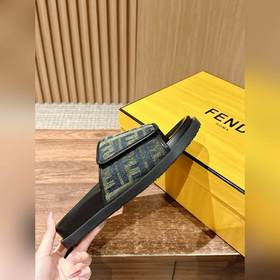 Новейшие летние тапочки от Fendi Они сразу привлекают внимание, в