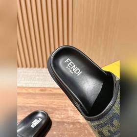 Новейшие летние тапочки от Fendi Они сразу привлекают внимание, в