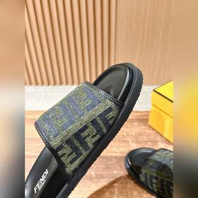Новейшие летние тапочки от Fendi Они сразу привлекают внимание, в