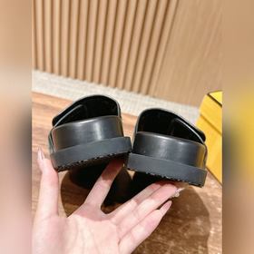 Новейшие летние тапочки от Fendi Они сразу привлекают внимание, в