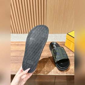 Новейшие летние тапочки от Fendi Они сразу привлекают внимание, в