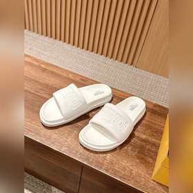 Сначала мужской размер. #Fendi весна-лето, новые модели пляжных т