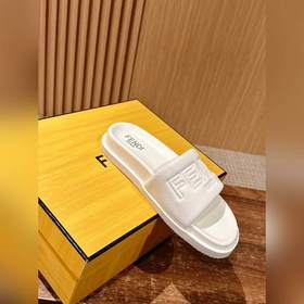 Сначала мужской размер. #Fendi весна-лето, новые модели пляжных т