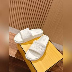 Сначала мужской размер. #Fendi весна-лето, новые модели пляжных т