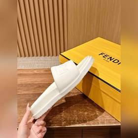 Сначала мужской размер. #Fendi весна-лето, новые модели пляжных т