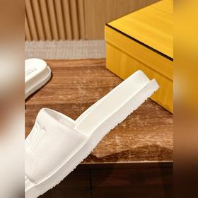 Сначала мужской размер. #Fendi весна-лето, новые модели пляжных т