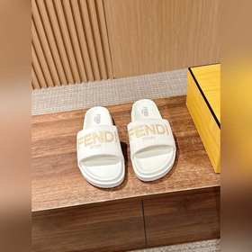 Сначала мужской размер. #Fendi весна-лето, новые модели пляжных т