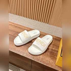 Сначала мужской размер. #Fendi весна-лето, новые модели пляжных т