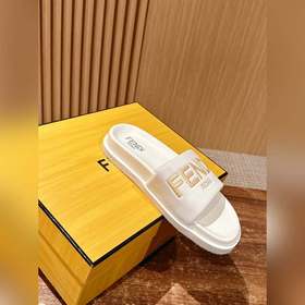 Сначала мужской размер. #Fendi весна-лето, новые модели пляжных т