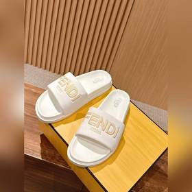 Сначала мужской размер. #Fendi весна-лето, новые модели пляжных т