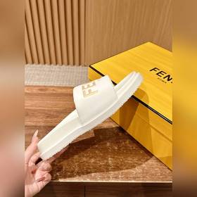 Сначала мужской размер. #Fendi весна-лето, новые модели пляжных т