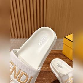 Сначала мужской размер. #Fendi весна-лето, новые модели пляжных т