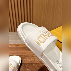 Сначала мужской размер. #Fendi весна-лето, новые модели пляжных т