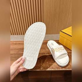 Сначала мужской размер. #Fendi весна-лето, новые модели пляжных т