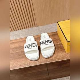 Сначала мужской размер. #Fendi весна-лето, новые модели пляжных т