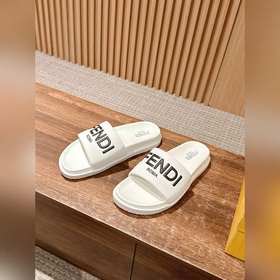 Сначала мужской размер. #Fendi весна-лето, новые модели пляжных т