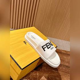 Сначала мужской размер. #Fendi весна-лето, новые модели пляжных т