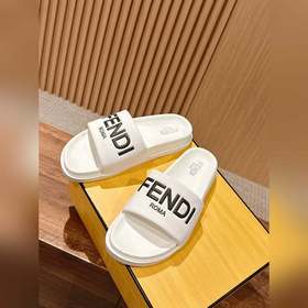 Сначала мужской размер. #Fendi весна-лето, новые модели пляжных т