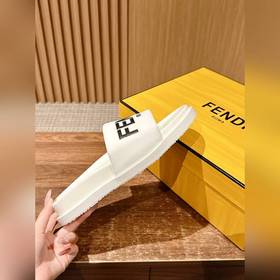 Сначала мужской размер. #Fendi весна-лето, новые модели пляжных т
