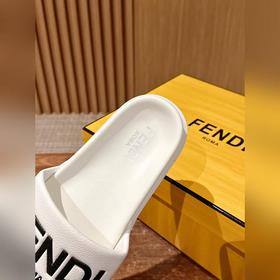 Сначала мужской размер. #Fendi весна-лето, новые модели пляжных т