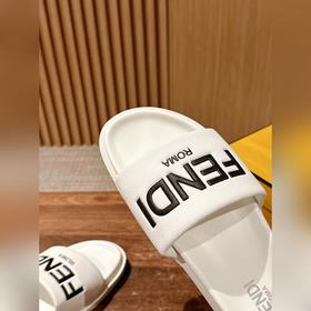Сначала мужской размер. #Fendi весна-лето, новые модели пляжных т