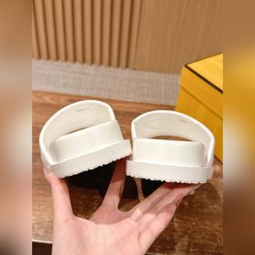 Сначала мужской размер. #Fendi весна-лето, новые модели пляжных т
