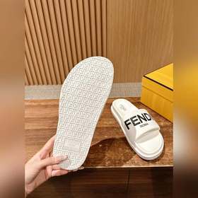 Сначала мужской размер. #Fendi весна-лето, новые модели пляжных т