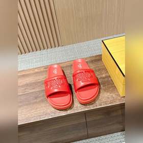 Сначала мужской размер. #Fendi весна-лето, новые модели пляжных т