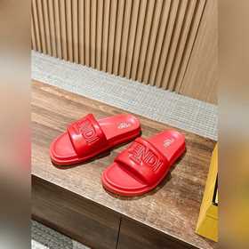 Сначала мужской размер. #Fendi весна-лето, новые модели пляжных т
