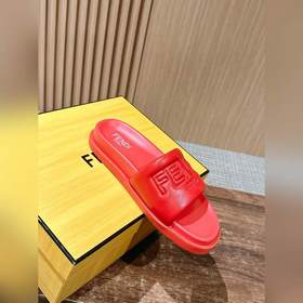 Сначала мужской размер. #Fendi весна-лето, новые модели пляжных т