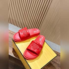 Сначала мужской размер. #Fendi весна-лето, новые модели пляжных т