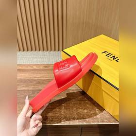 Сначала мужской размер. #Fendi весна-лето, новые модели пляжных т