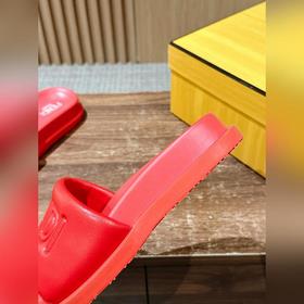 Сначала мужской размер. #Fendi весна-лето, новые модели пляжных т