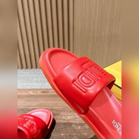 Сначала мужской размер. #Fendi весна-лето, новые модели пляжных т