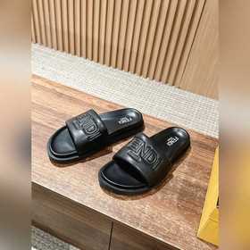 Сначала мужской размер. #Fendi весна-лето, новые модели пляжных т