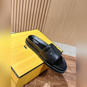 Сначала мужской размер. #Fendi весна-лето, новые модели пляжных т