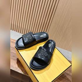 Сначала мужской размер. #Fendi весна-лето, новые модели пляжных т
