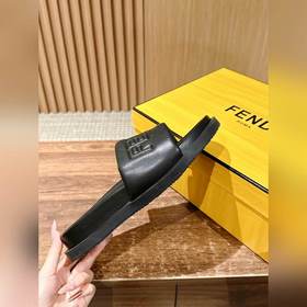 Сначала мужской размер. #Fendi весна-лето, новые модели пляжных т
