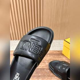 Сначала мужской размер. #Fendi весна-лето, новые модели пляжных т